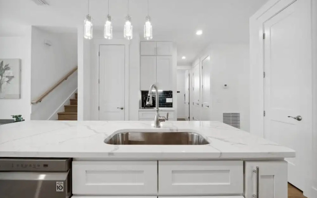 Blissful Getaway 4 BDR Whole Home Heated Pool!