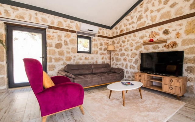 Great Villa With Private Pool and Jacuzzi in Kas