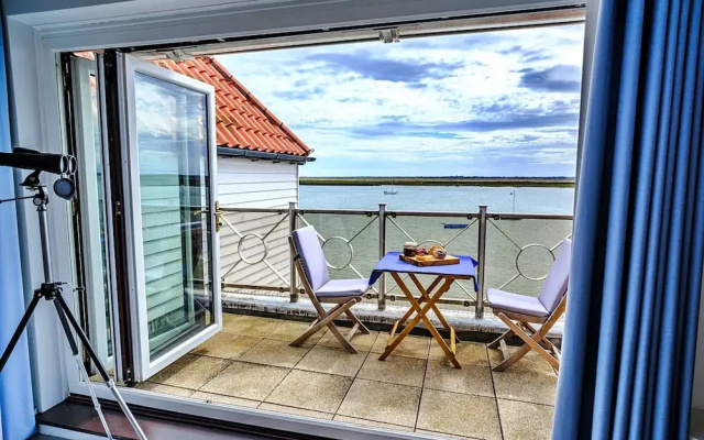 Apartment in Burnham With River Views