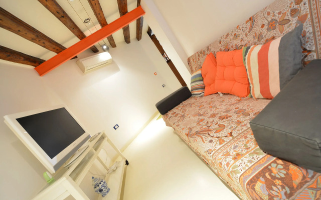 BIENNALE EASY aircond, 2pax wifi,courtyard