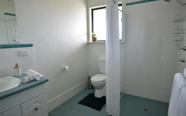 Stan Breeze: Elegant Family Retreat