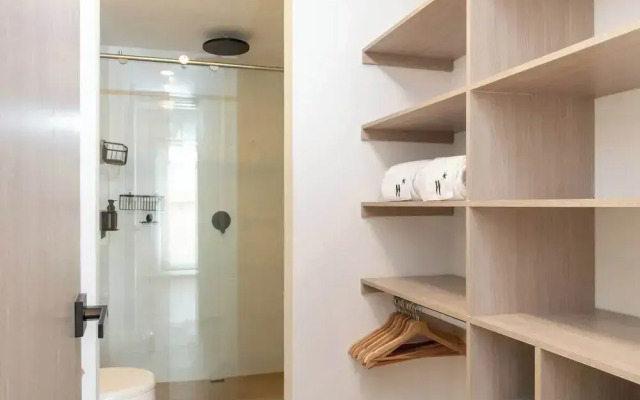 Lovely 3 BR w/ Balcony in Laureles Medellin