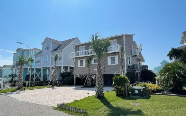 Reel 'em Inn 4 Bedroom Home by RedAwning