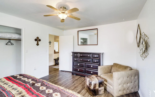 Wine Tours & Antiquing: Townhome Near Dtwn Brenham