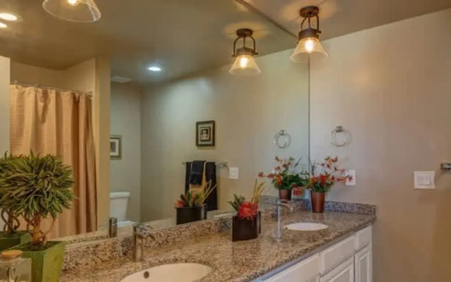 Stylish Condo With Golf Course Views