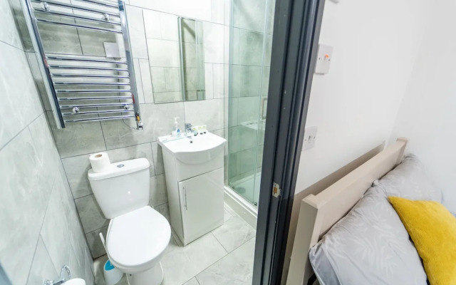 76 Bournbrook Road Equipped Studios Near QE
