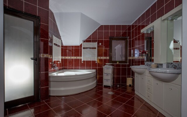 Flora Luxury House