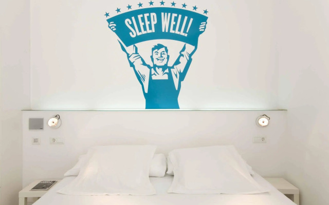 Chic & Basic Tallers Hostal