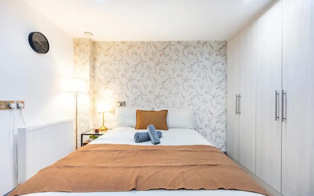 3 Bedroom Apartment by River Thames