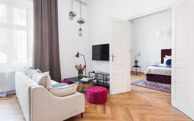 Fantastic Well-decorated 3 Bedrooms Cracovian Home Located in the Old Town