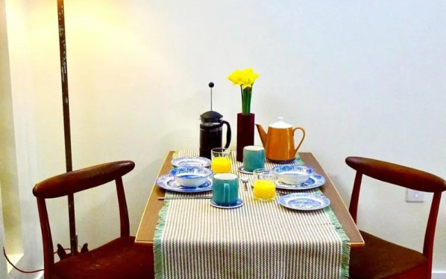 “Dragons Den” Centrally located Modern Apartment