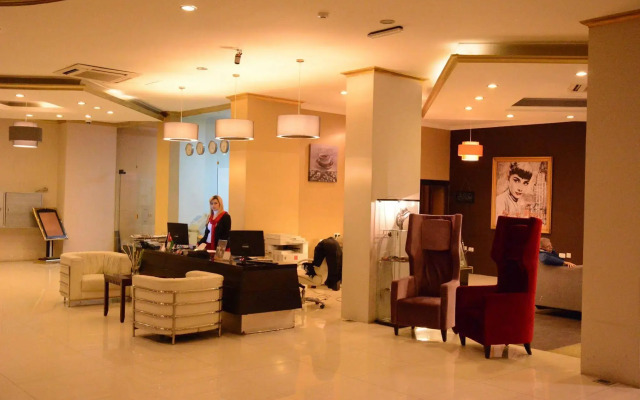 Sandy Le Oriental Hotel