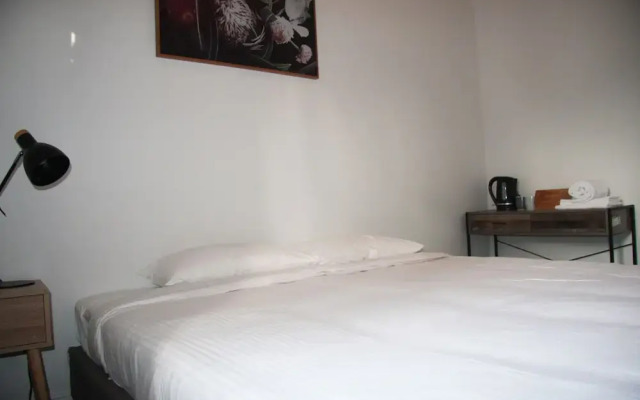 College Lawn Hotel - Hostel