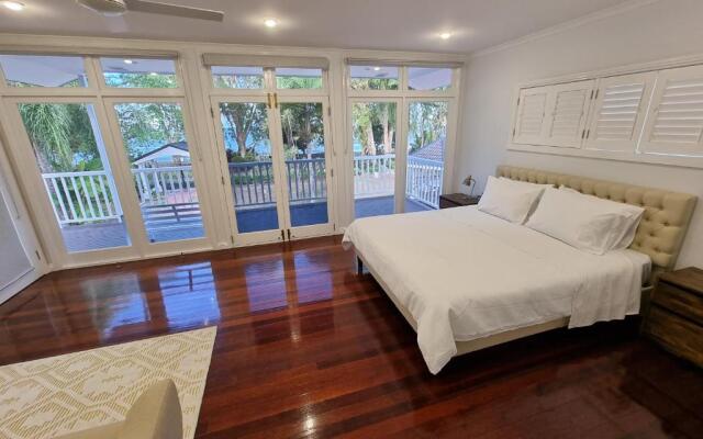 Absolute Beachfront 4 Bedroom Luxury Holiday Home