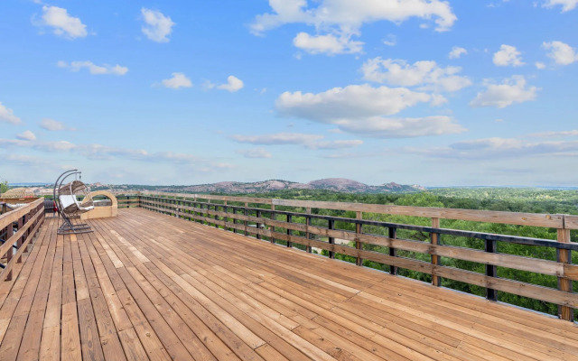 The Trois Estate at Enchanted Rock