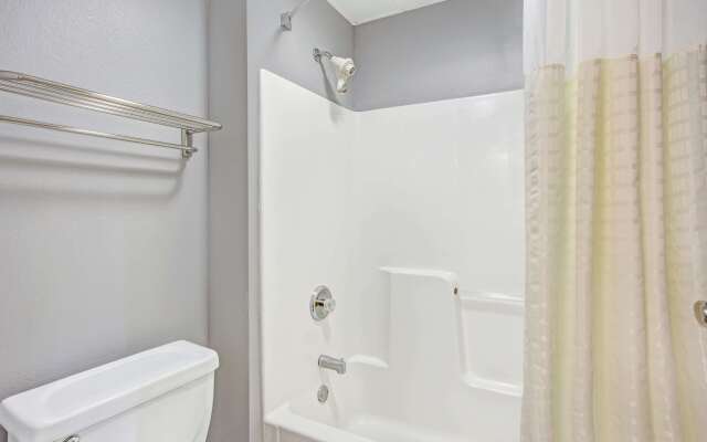 Days Inn by Wyndham Great Lakes Naval Base