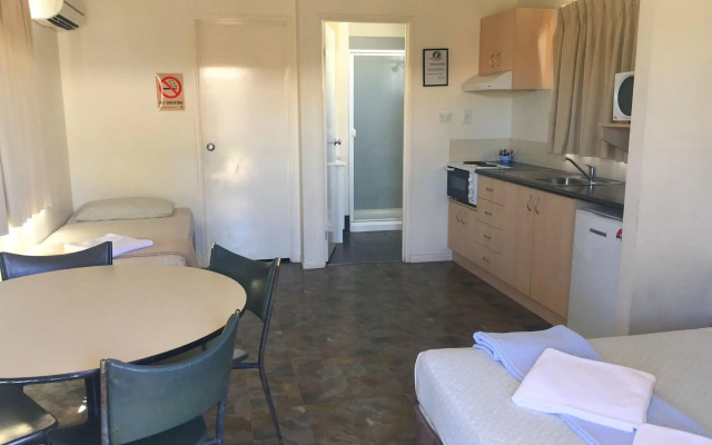 Inland Oasis Motel