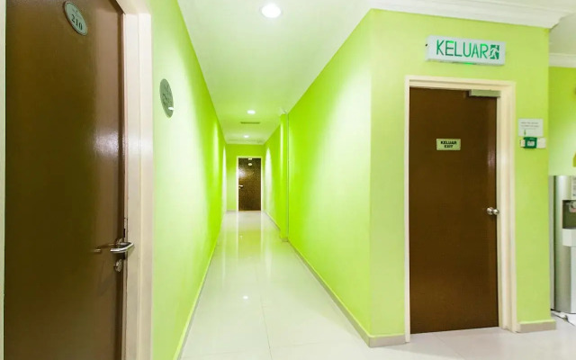 OYO 443 Crystal City Hotel