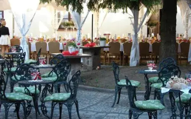 Alumnat - Restauracja i Noclegi