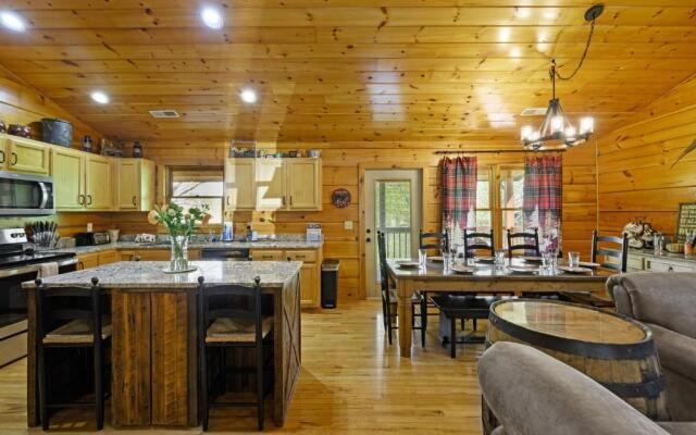 A Wolf's Den Gatlinburg