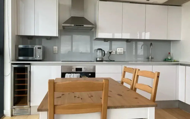 Stunning 3-bed, 3-bath Apartment in Southampton