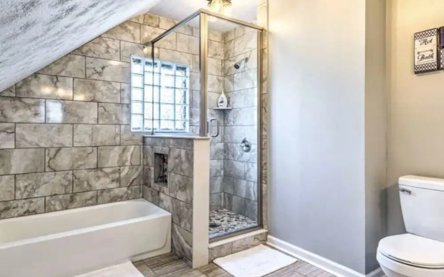 Urban Chic Townhome Near Downtown