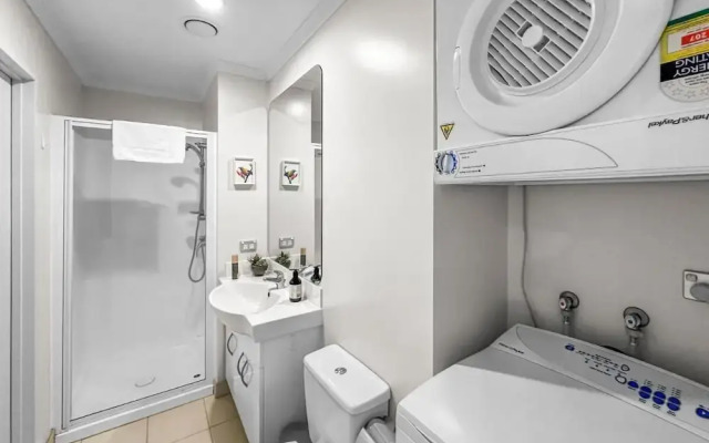 Cozy 2-Bedroom Retreat Steps From Sky Tower