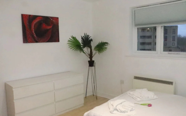 Skyline Haven Modern 2BR w/ Free Parking & 4kTV