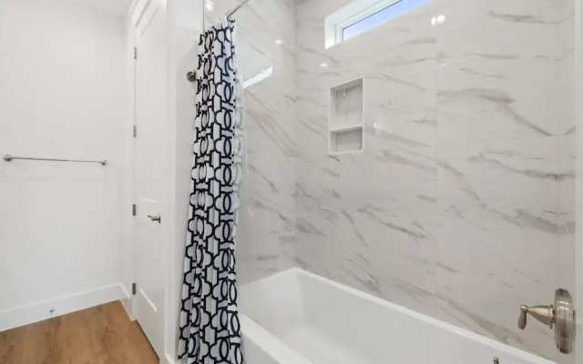 Blissful Getaway 4 BDR Whole Home Heated Pool!