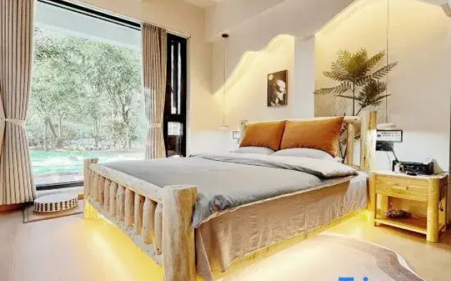 Weary people go back home