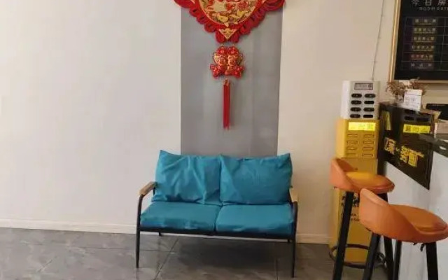 Luojiang Yijia Business Hotel