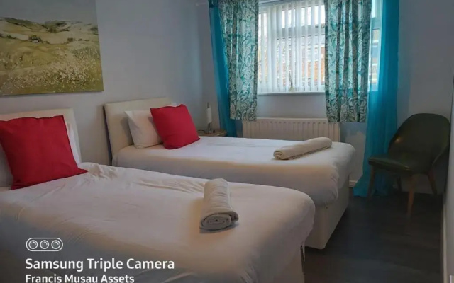 Penllech House - Huku Kwetu Notts - 3 Bedroom Spacious Lovely and Cosy with a Free Parking- Affordable and Suitable to Group Business Travellers