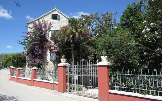 Charming Historic 2nd Floor Sea View Apartment