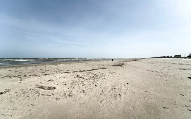 Beachfront Home w/ Pool Access in Galveston!