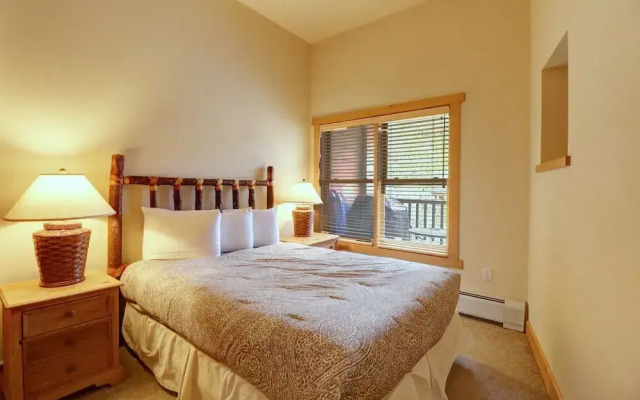 Spacious Top Floor Condo With Awesome Views and Vaulted ceilings - CS425 by Redawning