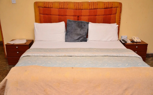 Yanna Lodge