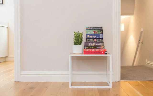 1 Bedroom Flat with Terrace in South West London
