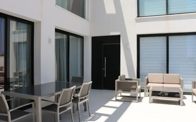 Villa con piscina Activa28