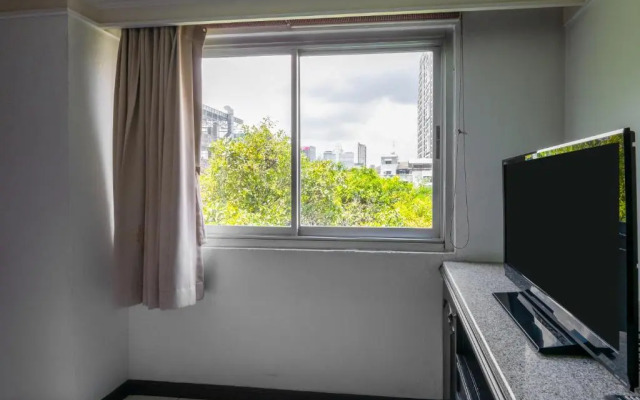 OYO 1042 Boons Residence Sathorn