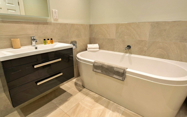 Elegant Apartment in Buxton, No Deposit