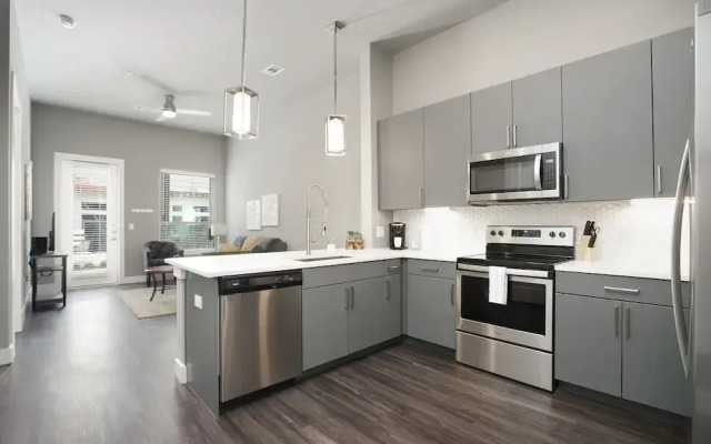 1 BR and 2 BR near Downtown by Frontdesk