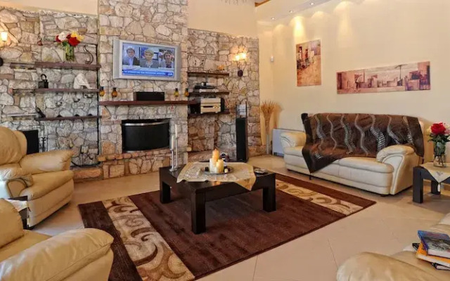Beautiful 9-bed Villa in Gouvia With Tennis Court