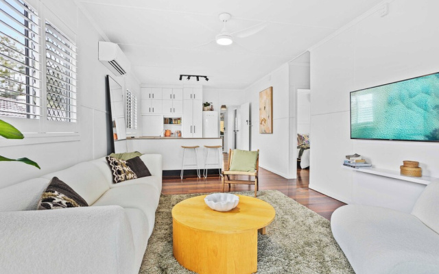 Palm Beach Cottage Walk to Beach – Guest Rooms – Gold Coast