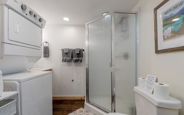 Guten Cabin 3 Bedroom Home by NW Comfy Cabins by RedAwning