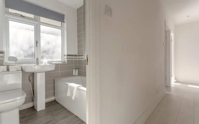 Modern 2 Bedroom Apartment in Morden