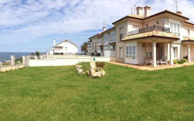 Chalet Pareado con Jardin en 1ª Linea de Mar