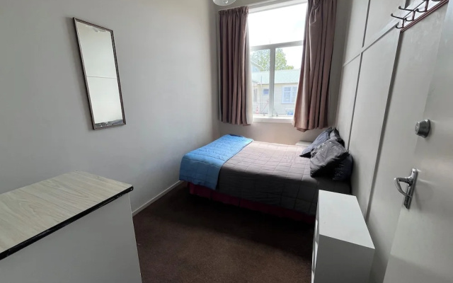 Backpacker in Chanel Coourt – Guest Rooms – Masterton