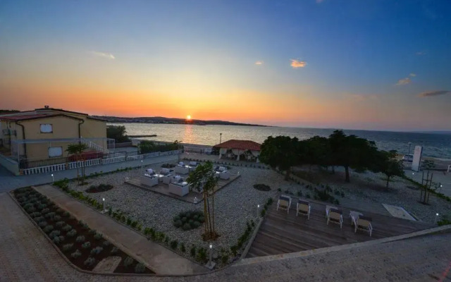 Sunset Deluxe Apartments