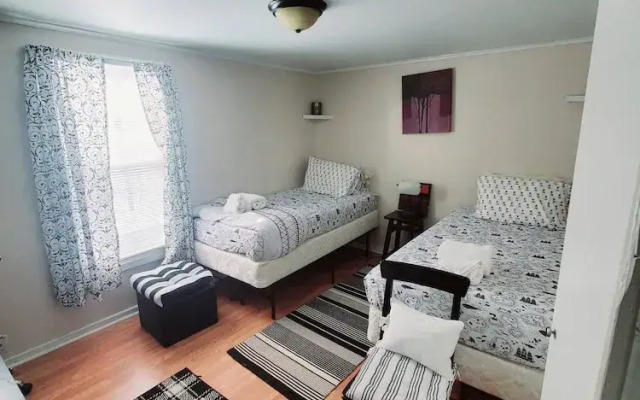 Room-black-white Rm By Yale U