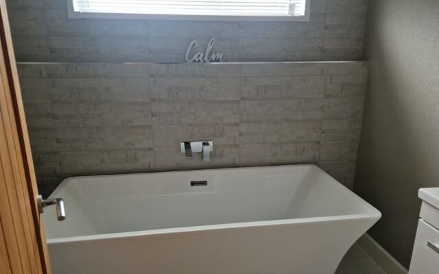 Luxury Lodge - Sleeps 4, hot tub & Parking